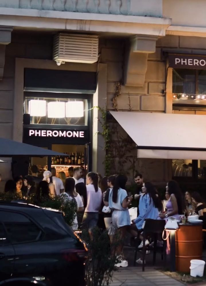 Літня тераса PHEROMONE увечері з гостями, Дніпро